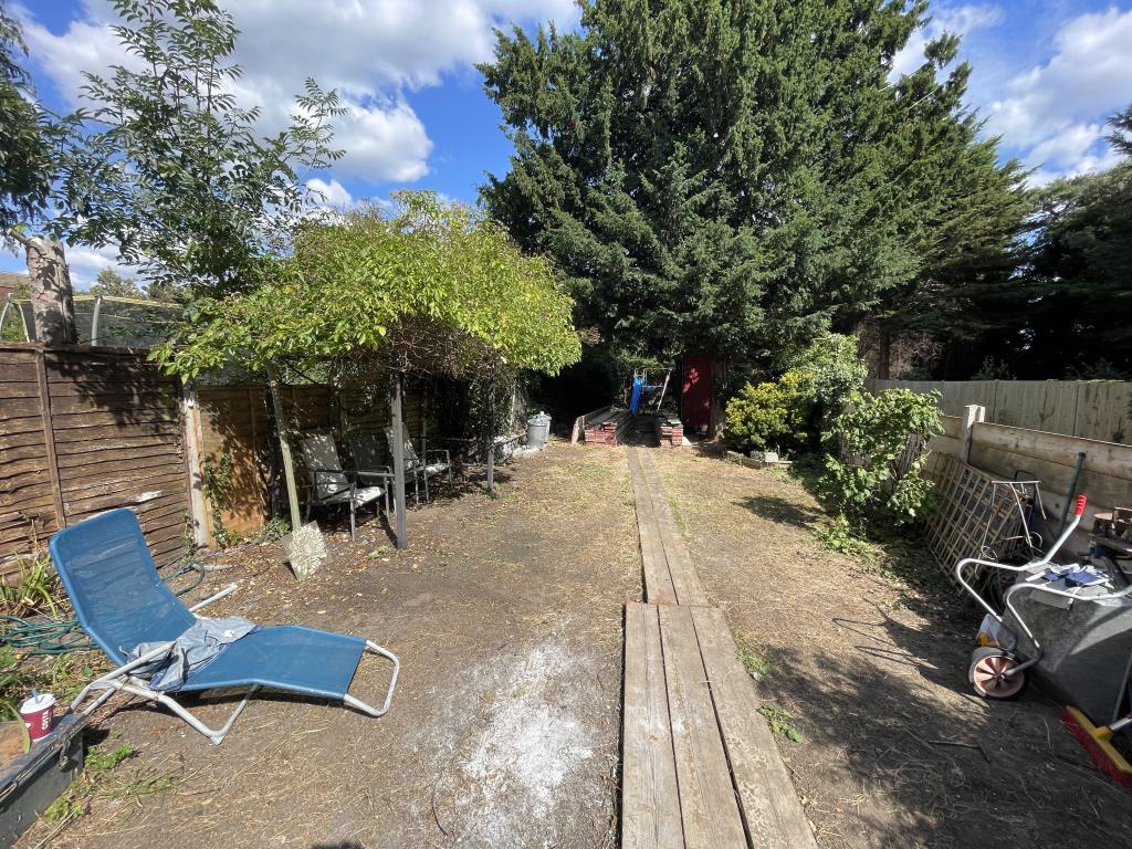 Lot: 76 - SEMI-DETACHED HOUSE FOR IMPROVEMENT - Garden to the rear over 100 feet